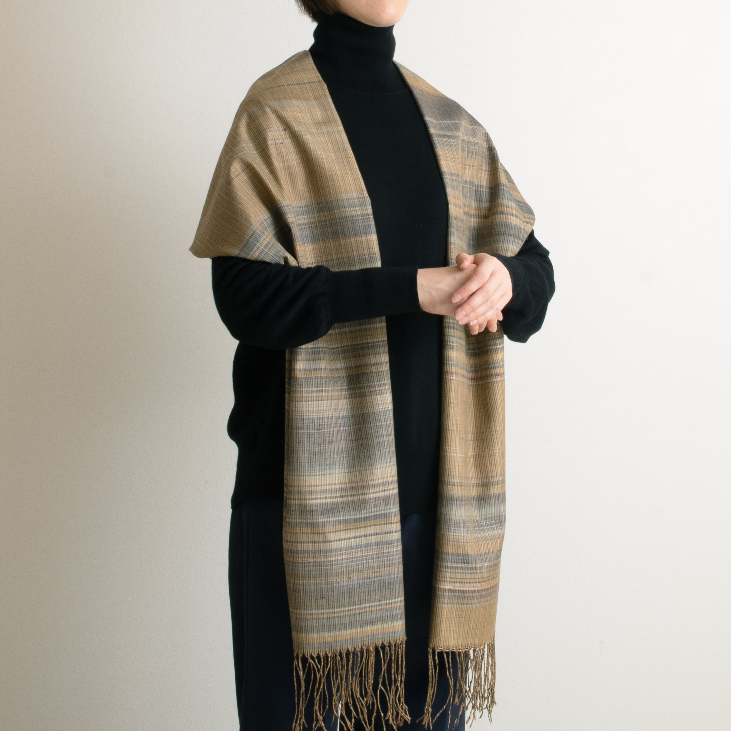 紬の手織りストール 方丈－ 紺 — アトリエシムラ